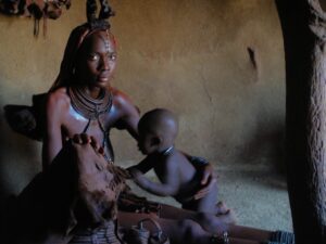 Donna con bambino, villaggio Himba