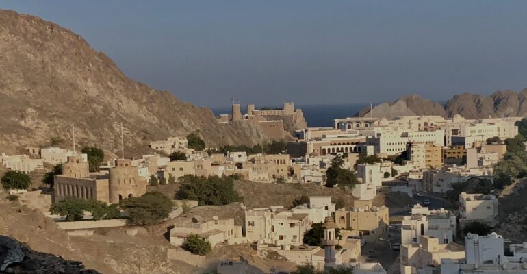 Reportage dall’Oman: il Sultano Qabus vigila sulla Svizzera d’Arabia