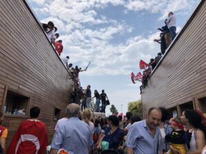 Persone sui tetti alla grande manifestazione dell'avversario di Erdogan