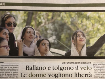 Iran: ballano e tolgono il velo, le donne vogliono libertà