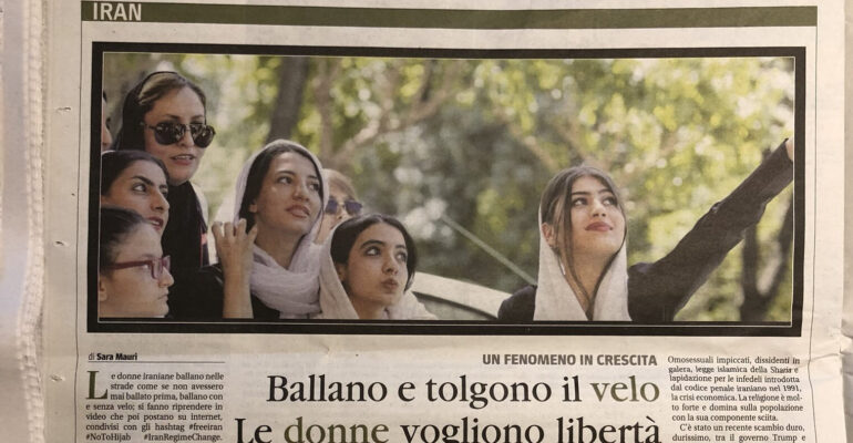 Iran: ballano e tolgono il velo, le donne vogliono libertà